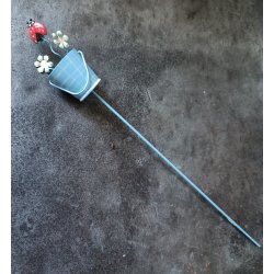 Spand med blomster p pind bl