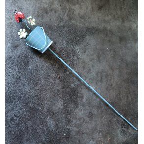 Spand med blomster p� pind bl�