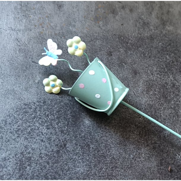 Spand med blomster p pind grn