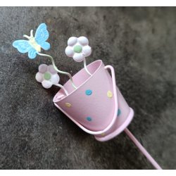 Spand med blomster p pind lyserd