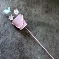 Spand med blomster p pind lyserd