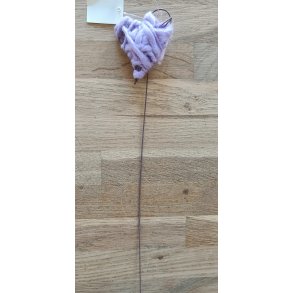 Garnhjerter p� tr�d lilla